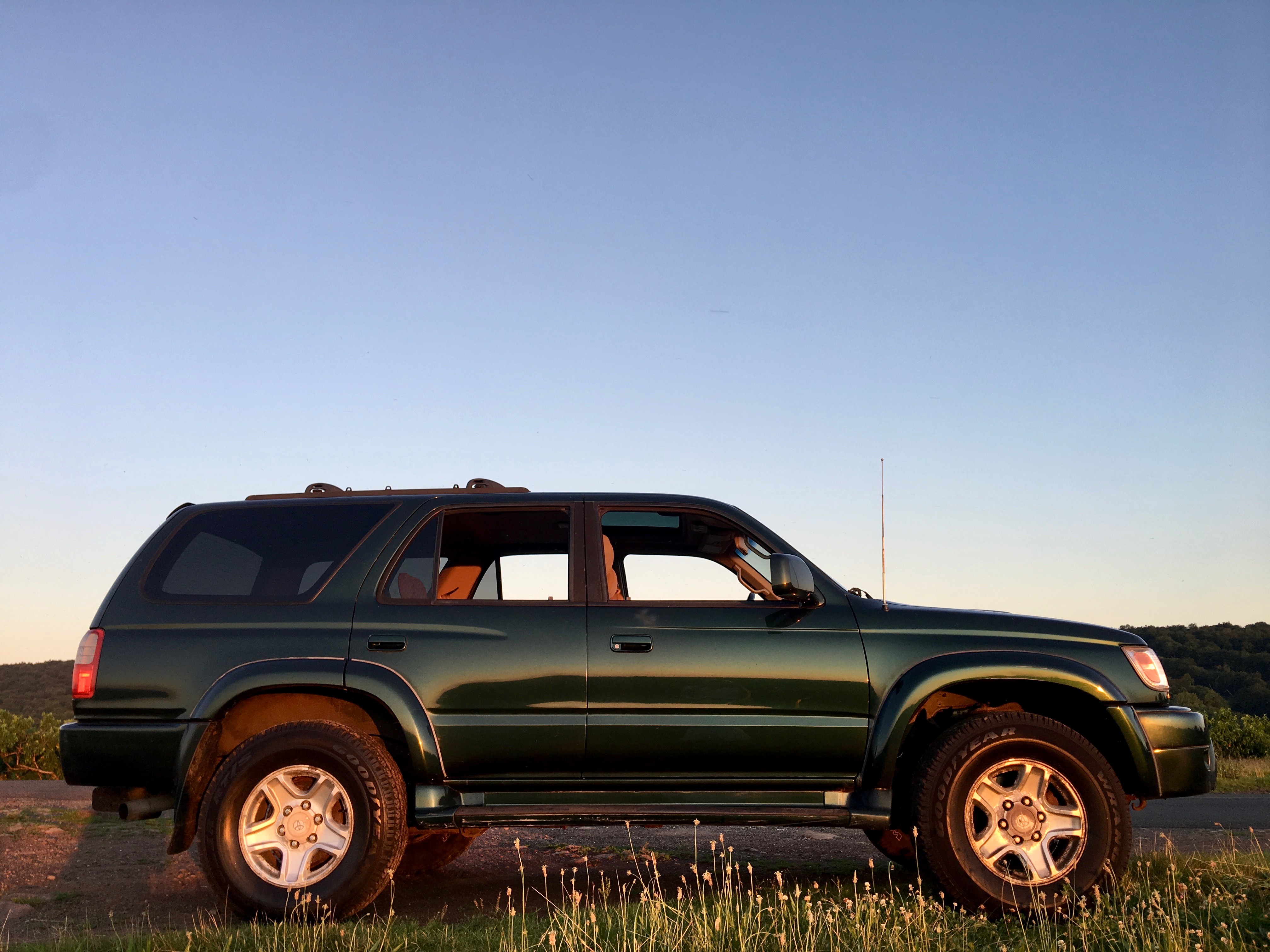 2000 Toyota 4Runner 3.4L V6 4WD 5 Speed Manual 129K - 3rd Gen - Our Pro Recon - New Clutch, Timing Belt and Waterpump, New Valve Cover Gaskets, New Spark Plugs, New Alternator, New Radiator, New Muffler and Tailpipe, New Rear Coil Springs, New Rear Shocks, New Brakes, New Tires, Frame Descaling, Applied Rust Converter Rust Mort, Sealed Frame with Fluid Film, New Bumpers - Beautiful Engine - has No Leaks — photo 3